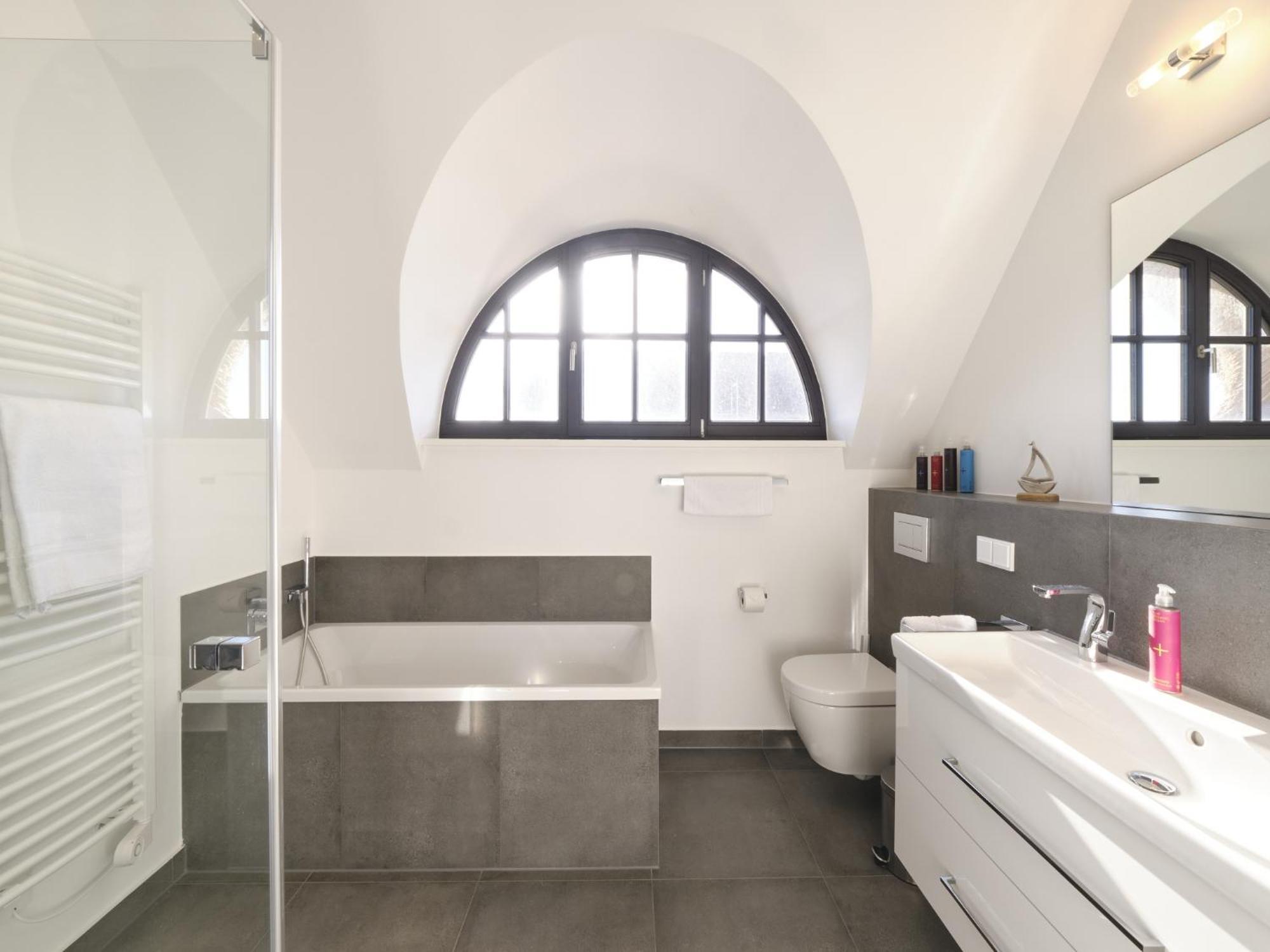 Reetland Am Meer - Luxusplus Reetdachvilla Mit 4 Schlafzimmern, Aussensauna, Loungebereich Und Kamin G07 드란스케 외부 사진